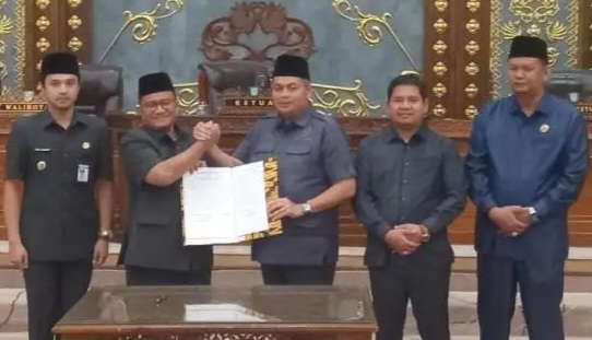 Ketua DPRD Kemas Faried Alfarelly, SE Pimpin Rapat Paripurna Sahkan Tiga Ranperda Prioritas Kota Jambi