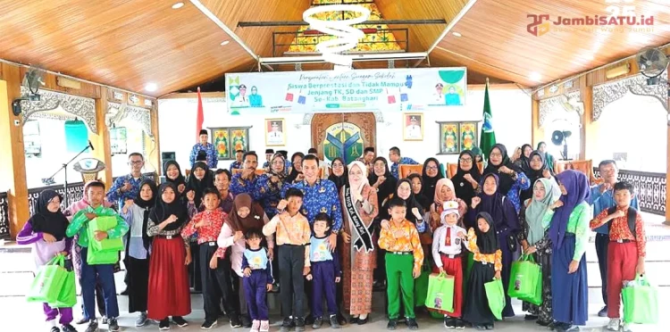 Bupati Fadhil Arief Serahkan 10 Ribu Lebih Seragam Sekolah Gratis untuk Siswa TK hingga SMP