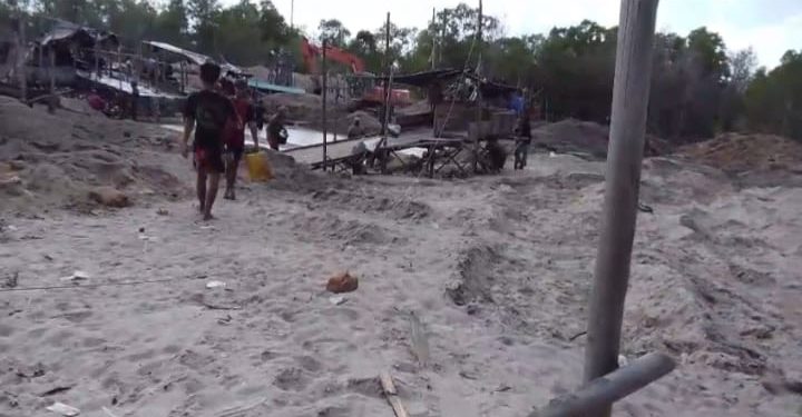 Ponton Ilegal Gilas Hutan Lindung Bangka, Alat Berat Hitachi Ikut Garuk Pasir Terlarang!