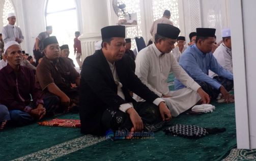 Bupati dan Wabup Muaro Jambi Salat Id Bersama Ribuan Jamaah di Masjid Al-Abror