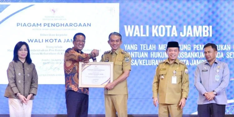 Pemkab Muaro Jambi Raih Penghargaan Menteri Hukum RI atas Pembentukan Posbakum hingga Desa